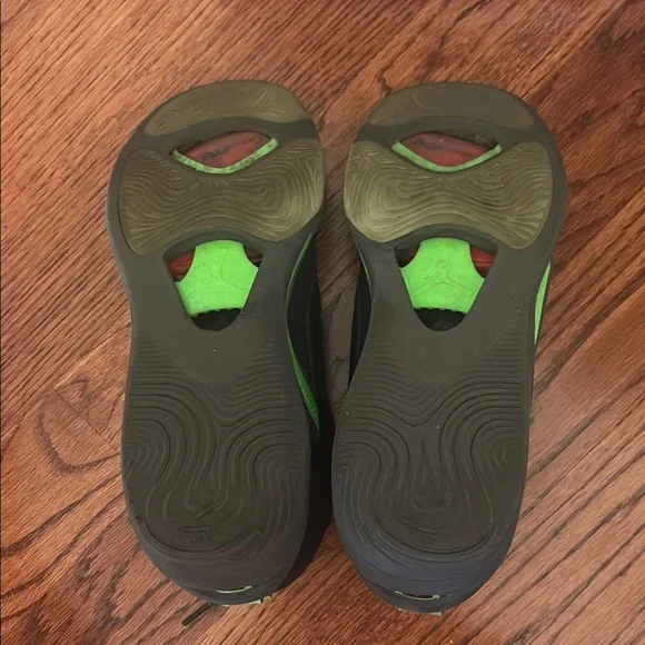 Jordan Athletic Shoes Black and Green - Picture 4 of 6